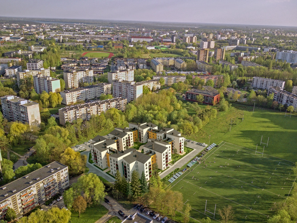Kauno miesto gyvenamųjų namų kvartalo vaizdas iš paukščio skrydžio ir integruotas daugiabutis gyvenamasis namas.